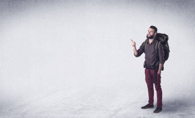 Sırt çantalı genç adam.