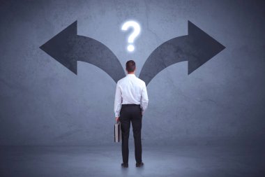 Wal üzerinde okları ararken bir karar alarak iş adamı