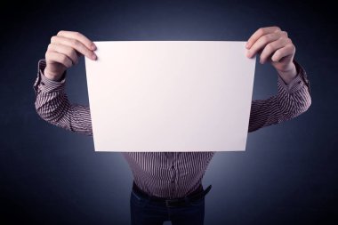 Boş kağıt tutan iş adamı