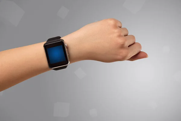 Vrouwelijke hand dragen smartwatch — Stockfoto
