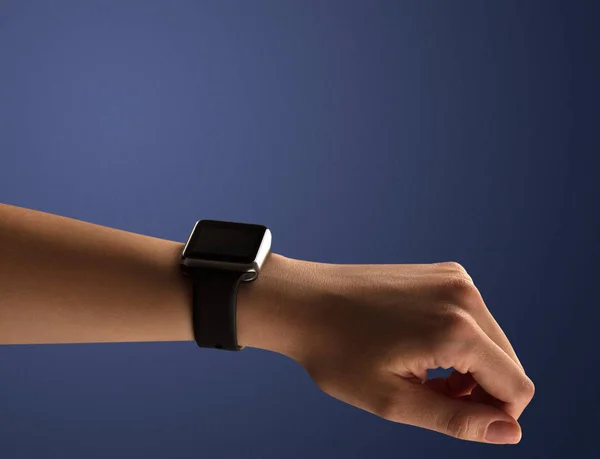 Närbild kvinnliga hand med balck smartwatch skärm — Stockfoto