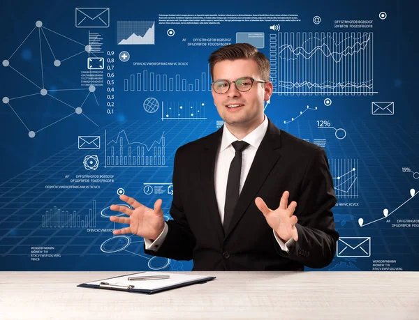 Geschäftsmann sitzt am Schreibtisch — Stockfoto