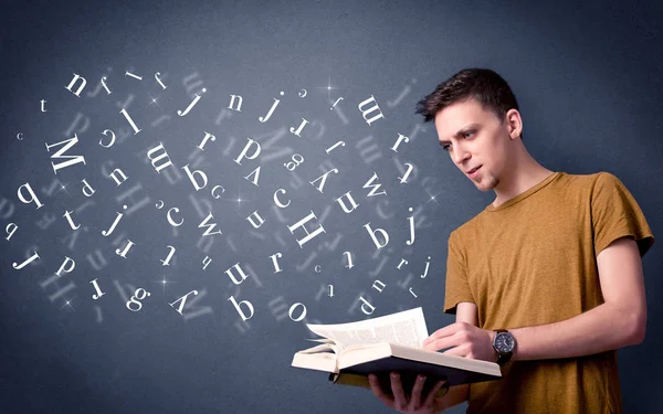 Jonge man met boek met letters — Stockfoto