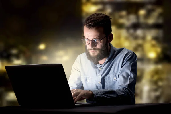 Geschäftsmann nachts im Büro — Stockfoto