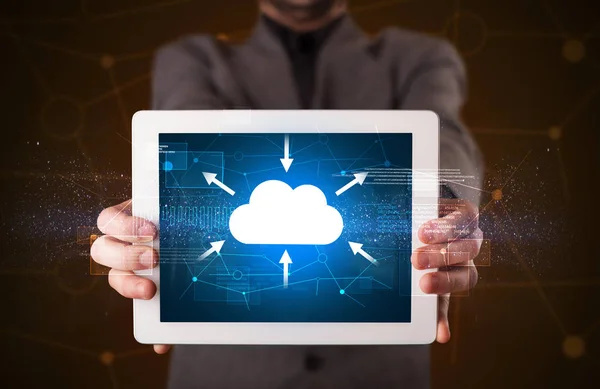Business man in possesso di tablet con icona cloud — Foto Stock