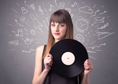 Vinil kaydı tutan kadın