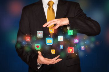 Uygulama simgeleri tutan işadamı 