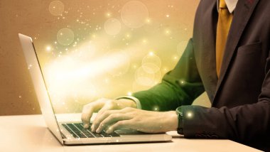 İşadamı laptopta hızlı çalışıyor.