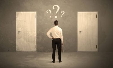 Kapı önünde duran işadamı