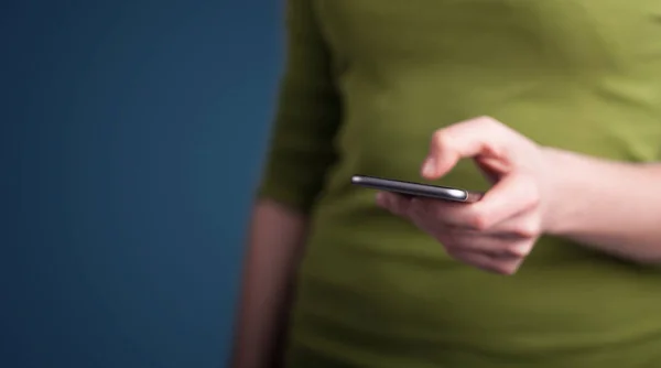 Jovem mulher segurando smarthphone na mão — Fotografia de Stock