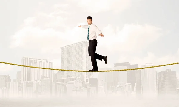 Pessoa de negócios equilibrando na corda dourada — Fotografia de Stock