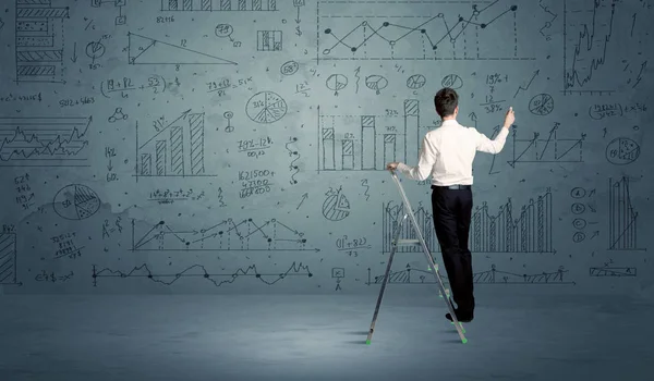 Mann auf Leiter zeichnet Diagramme — Stockfoto