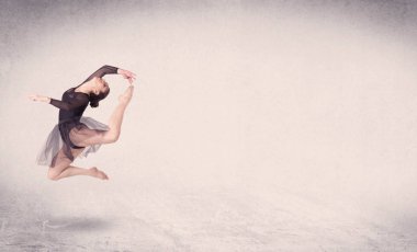Modern balerin boş arka planla sanat atlayışı yapıyor.