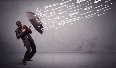 Şemsiyeli ve oklu bir iş adamı ona vuruyor.