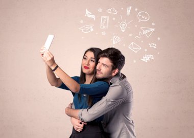 Düşünceleriyle selfie çeken çift.