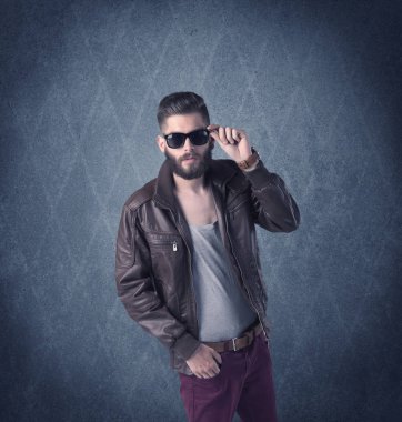 Zarif kıyafetler giymiş sakallı hippi.