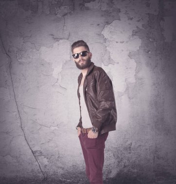 Moda kıyafetli yakışıklı hippi.