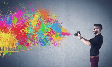 Kamera ve boya sıçratan hippi adam.