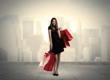 Kırmızı alışveriş çantalı zarif şehir kızı.