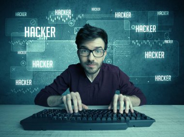 Klavye ve gözlüklü bir bilgisayar korsanı.