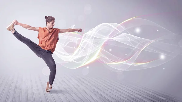 Beyaz çizgilerle dans eden break dansçı — Stok fotoğraf