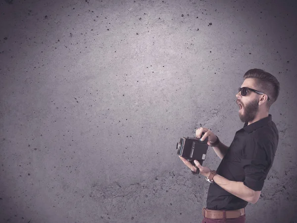 Hipster guy with vintage camera and beard — Stock Photo, Image