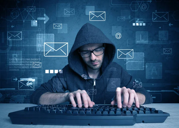 Взломщик взломал концепцию паролей электронной почты — стоковое фото