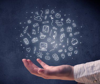 Karışık çizimler tutan el