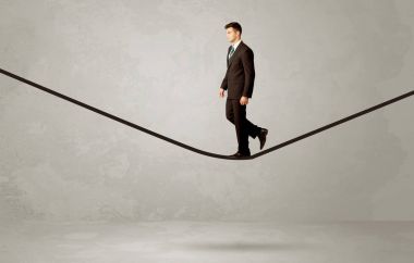 Satıcı gri alanda ipte yürüyor.