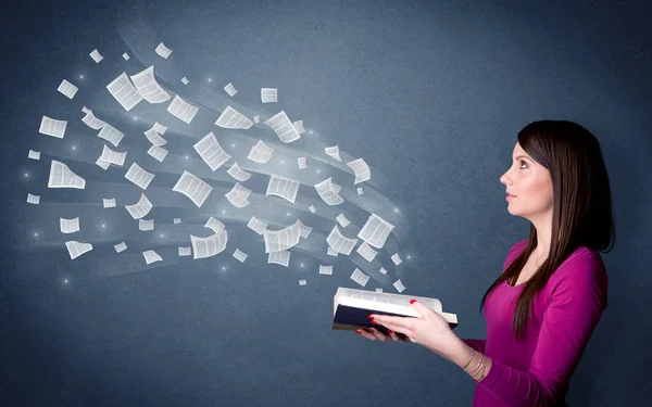 Jovencita sosteniendo libro — Foto de Stock