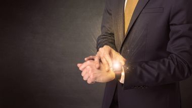 Smartwatch giyen işadamı.