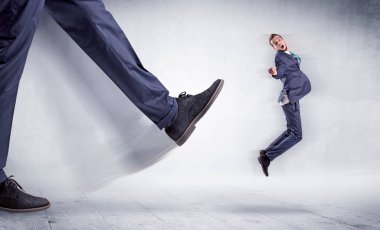 Uzun bacaklı tekme küçük adam