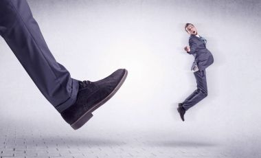 Genç bir işçi tarafından Koca ayak evden attı