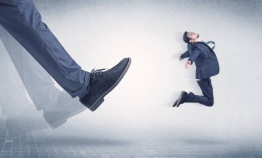 İşadamı ayak küçük iş adamı tekme