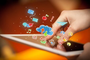 Tablet ile sosyal simgeler dokunmadan parmak
