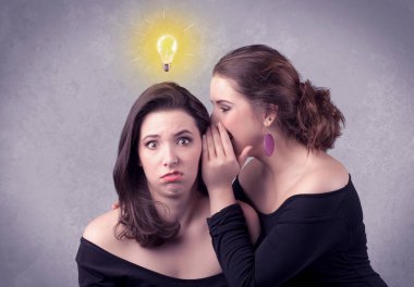 Kız onu kız arkadaşına gizli şeyler söylüyorum