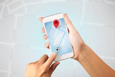 Akıllı telefon tutan bir kadın.