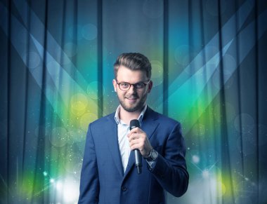 İşadamı holding mikrofon