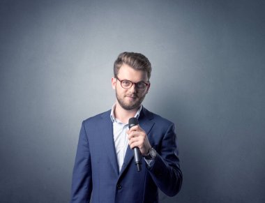 İşadamı holding mikrofon