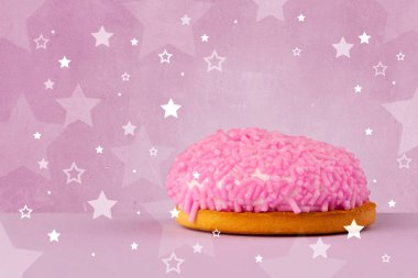 Arka plan üzerinde yıldız şekillerle lezzetli renkli pasta 