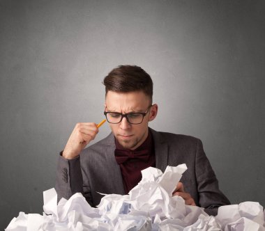 İşadamı buruşuk kağıt arkasında