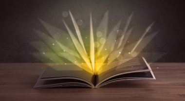 Kitap üzerinde sarı ışık 