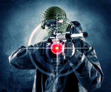 Terörist silah ve lazer hedef onun vücudunda adamla maskeli 