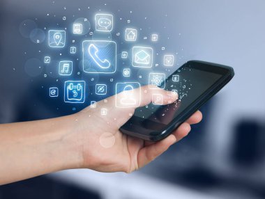 El smartphone telefon app simgeleri ile tutarak
