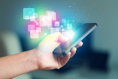Soyut parlayan kareler ile akıllı telefon tutan el