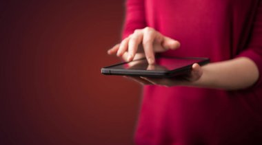 Dijital dokunmatik tablet aygıtının elele tutuşunu kapat