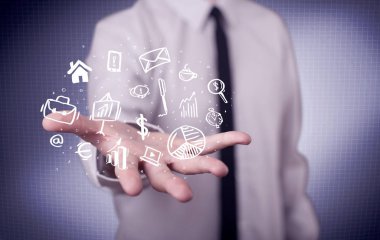 Avuçlarında çizim simgeleri olan bir ofis çalışanı