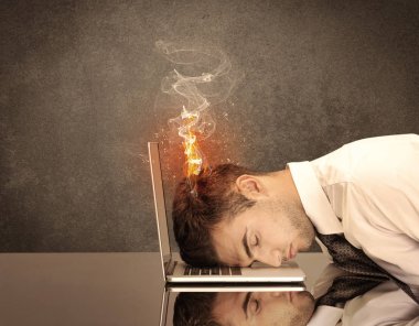 Üzgün iş adamının kafası alev aldı.