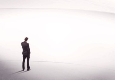 Çantası yerinde duran bir iş adamı.