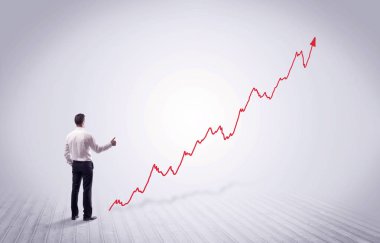 Kırmızı grafik ok ile ayakta işadamı